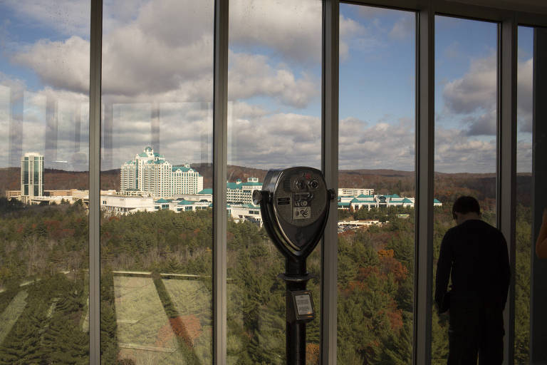 Vista do resort e cassino Foxwoods a partir do Mashantucket Pequot Museum and Research Center， em Ledyard， no estado de Connecticut