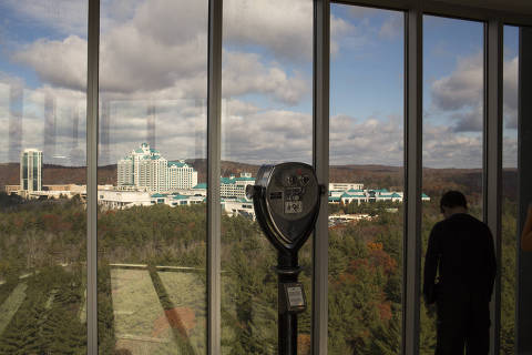 ( Connecticut) A view of the Foxwoods Resort and Casino from a viewing platform at the Mashantucket Pequot Museum and Research Center in Ledyard, Conn., Nov. 14, 2014. The newest sign that the tribeÕs fortunes are slipping came on Sunday, when the museum, the PequotsÕ message to the world that they are more than casino entrepreneurs, closed for several months Ñ for the first time in its history. (Christopher Capozziello/The New York Times) ORG XMIT: XNYT52 DIREITOS RESERVADOS. NÃO PUBLICAR SEM AUTORIZAÇÃO DO DETENTOR DOS DIREITOS AUTORAIS E DE IMAGEM