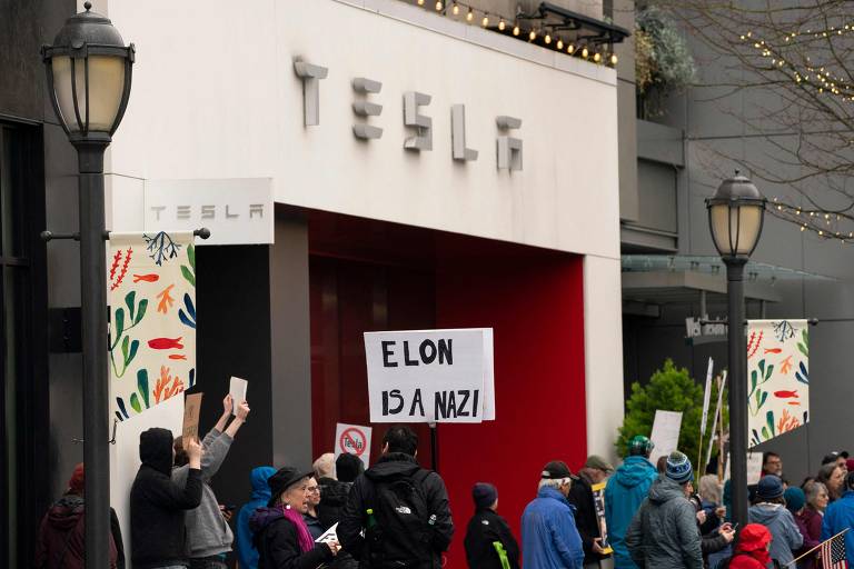 Manifestantes se concentraram nas entradas de um shopping em Washington, onde há um salão de exposição da Tesla