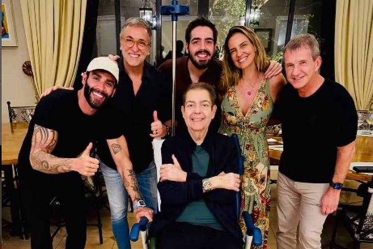 Faustão aparece de pé enfaixado em foto ao lado de Gusttavo Lima e família