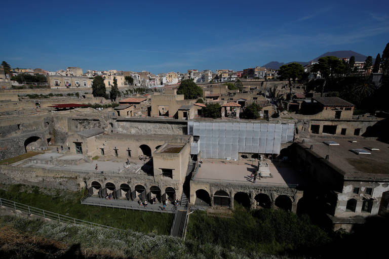 A antiga cidade de Herculano (a 12 km da atual Nápoles)