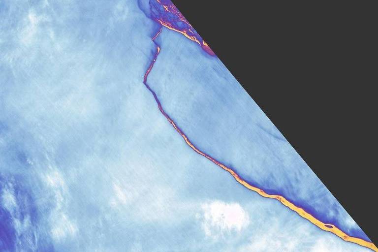 Imagem de satélite mostra geleira se desprendendo. A imagem apresenta uma área geográfica com uma divisão diagonal. A parte superior esquerda é predominantemente azul， com nuvens brancas， enquanto a parte inferior direita é de um tom escuro. Uma linha amarela se destaca， serpenteando pela área azul.