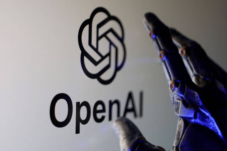 A imagem mostra o logotipo da OpenAI， que consiste em um símbolo entrelaçado， ao lado de uma mão robótica. A mão é metálica e possui detalhes que sugerem articulações e dedos. O fundo é claro， destacando o logotipo e a mão.