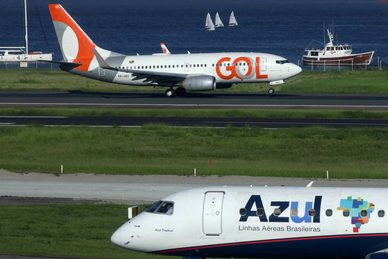 Aviões da Gol e da Azul no aeroporto Santos Dumont， no Rio de Janeiro