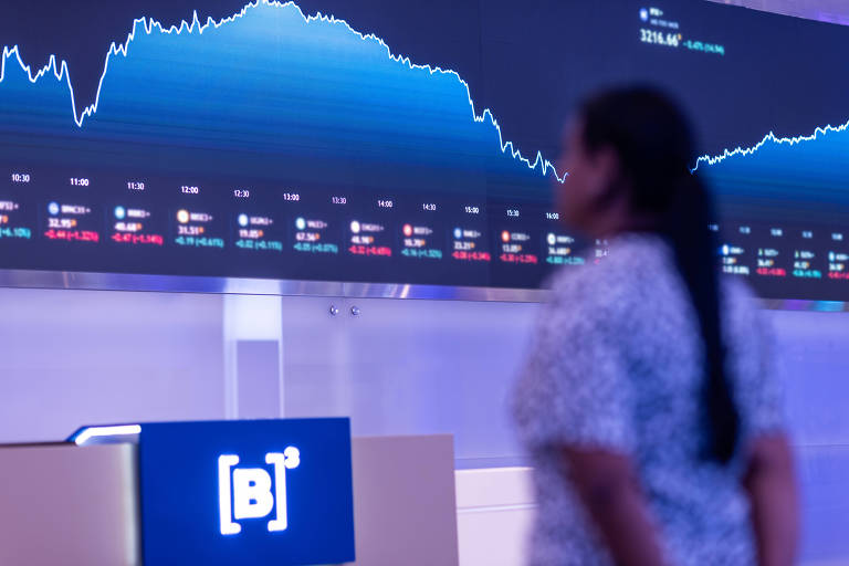 A imagem mostra uma mulher em primeiro plano， observando um grande gráfico de mercado financeiro exibido em uma tela. O gráfico apresenta uma linha azul que indica flutuações de valores ao longo do tempo， com números e dados em cores diferentes na parte inferior. Há um logotipo azul com a letra 039;B039; em destaque na parte inferior esquerda da imagem.