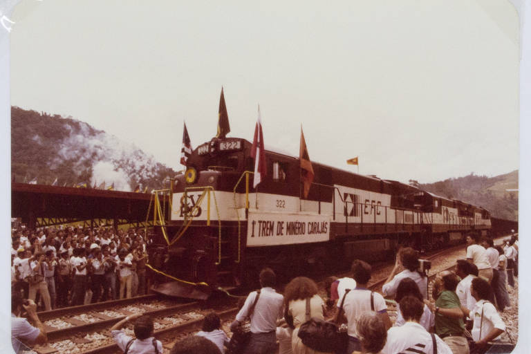 Imagem mostra a inauguração da ferrovia Carajás em 1985