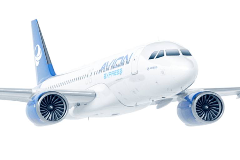 Imagem de um avião modelo， com fuselagem predominantemente branca e detalhes em azul. As turbinas são grandes e possuem um design moderno. O logotipo da empresa está visível na lateral do avião， e o fundo é branco， destacando a aeronave.