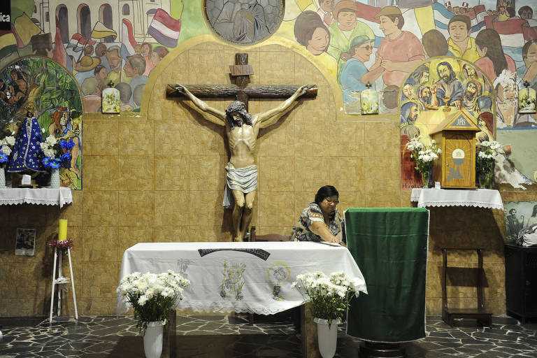 Fiel caminha por altar na paróquia Caacupé, onde o padre e fieis rezam pela recuperação do papa Francisco, que frequentava a região