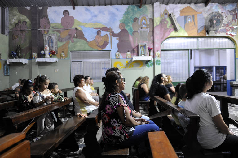 Fiéis se reúnem na paróquia Caacupé pela saúde do papa, e alguns se lembram de seu sorriso durante suas visitas na época da ditadura