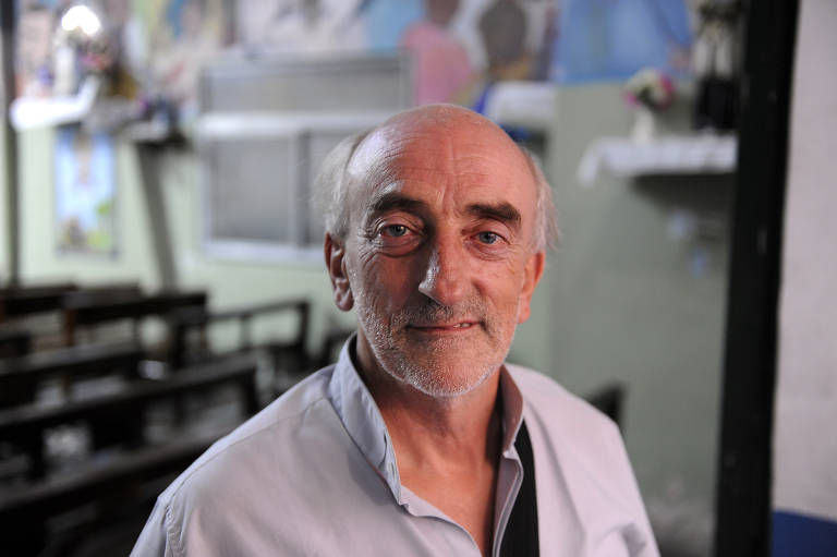 O padre Lorenzo Toto de Vedia, pároco de Caacupé, lidera orações pela recuperação do papa argentino