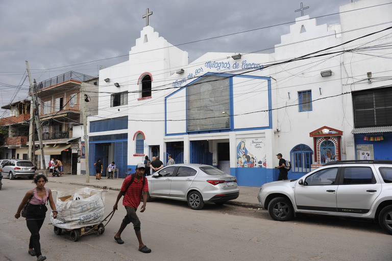 Pedestres passam em frente à paróquia Caacupé, visitada regularmente por Francisco na época do regime ditatorial na Argentina