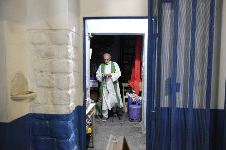 Padre Lorenzo Toto de Vedia, pároco de Caacupé, se prepara para missa diária pela recuperação do papa Francisco