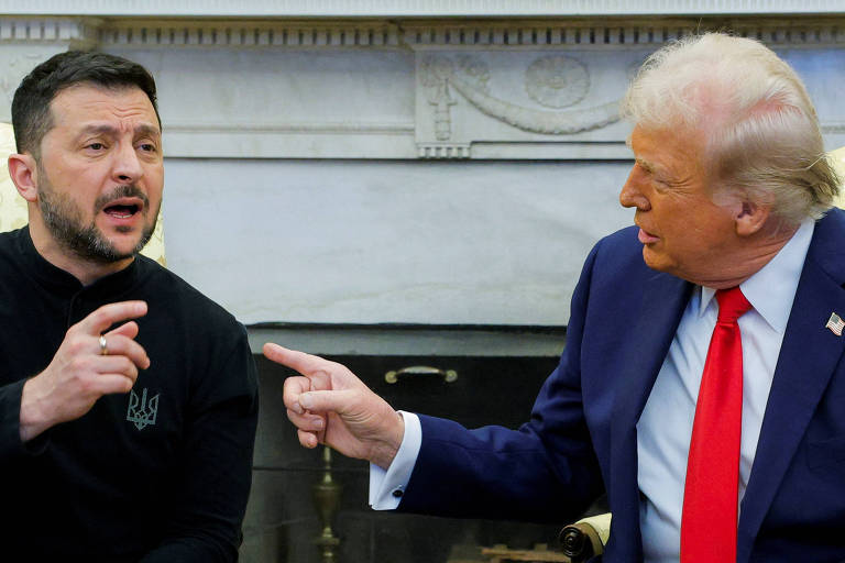 A imagem mostra dois homens sentados em um ambiente formal. À esquerda， um homem com cabelo curto e barba， vestindo uma camiseta preta， está gesticulando com a mão esquerda. À direita， um homem com cabelo grisalho， usando um terno azul e uma gravata vermelha， está apontando com o dedo indicador. Ao fundo， há uma lareira e detalhes arquitetônicos na parede.