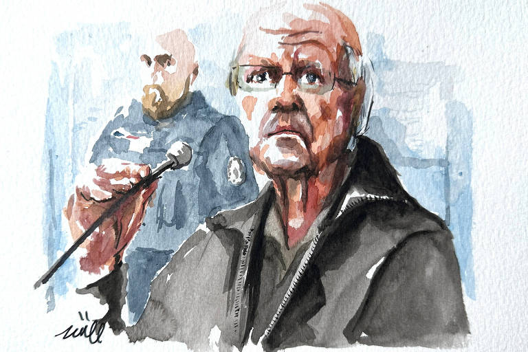 A imagem é uma pintura em aquarela que retrata um homem idoso com óculos， sentado em um tribunal. Ele está segurando um microfone e olhando para frente com uma expressão séria. Ao fundo， há um policial em uniforme， observando a cena. O fundo é em tons suaves de azul e cinza.