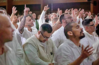 Presos culto  igreja americana