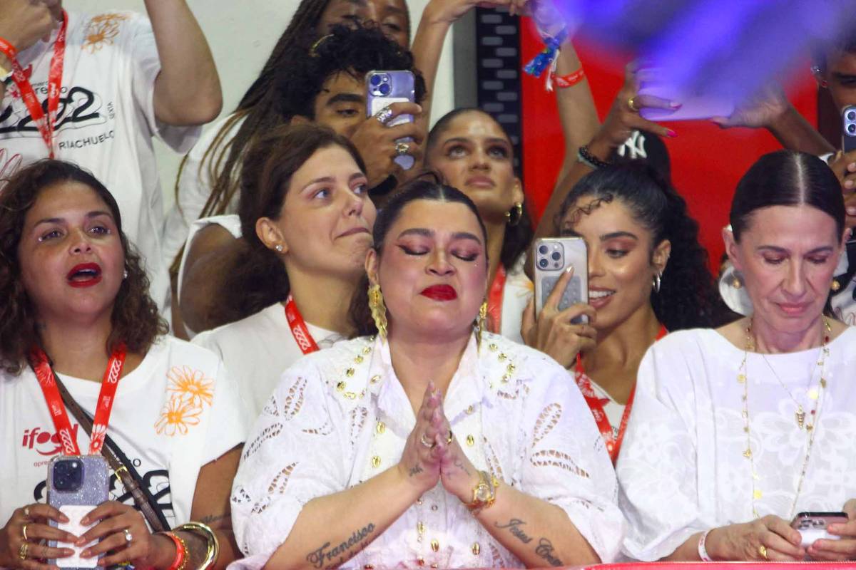 Preta Gil se emociona em show do pai e é amparada por amigas - 16/03/2025 -  Celebridades - F5