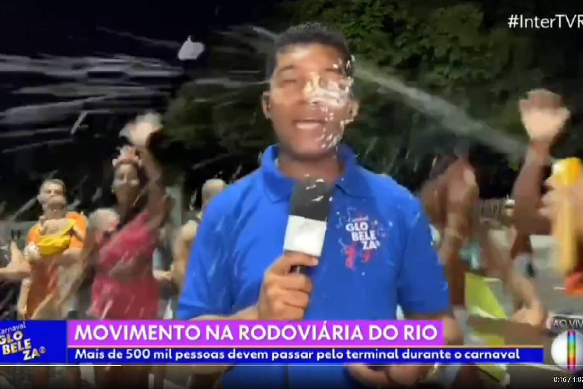 Repórter da Globo recebe espuma nos olhos durante entrada ao vivo e tem celular furtado