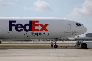 FedEx Transports Flowers From South America For Valentine's Day