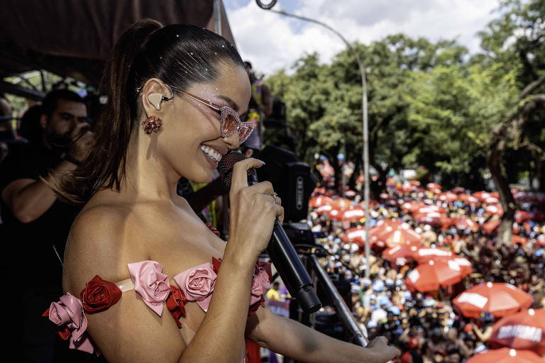 Veja imagens do bloco Carna Lau