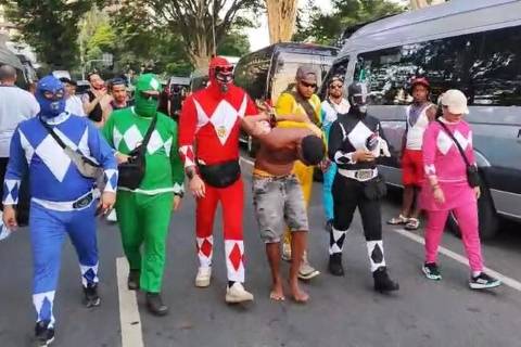 039;Power Rangers039; prendem homem com 7 celulares em bloco no Carnaval de SP