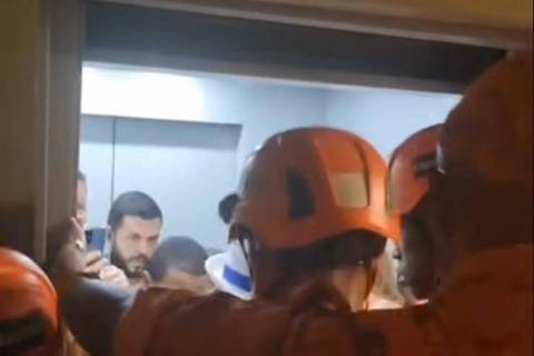 Bombeiros resgatam 11 pessoas presas em elevador no Sambódromo do Rio