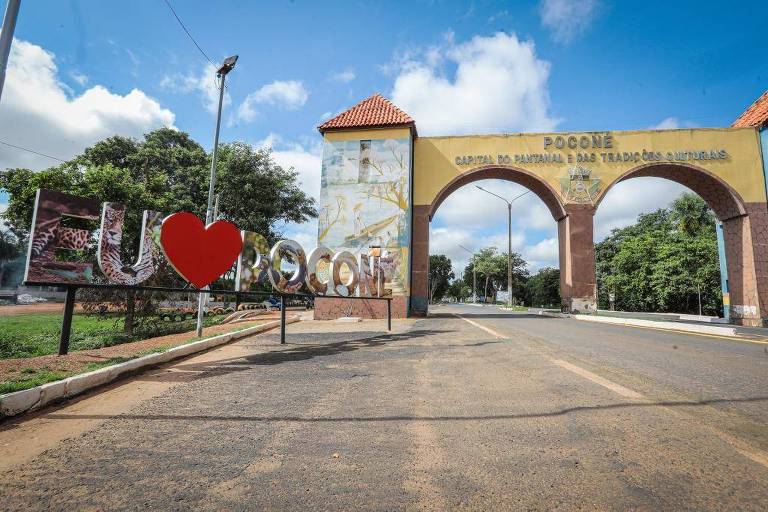 Imagem mostra pórtico de entrada da cidade de Poconé， em Mato Grosso. Um letreiro diz: quot;Poconé - Capital do Pantanal e das Tradições Culturaisquot;. 