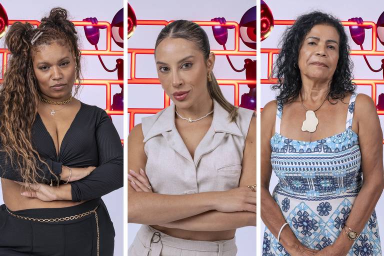 A imagem apresenta três mulheres em um fundo com uma decoração moderna. A mulher à esquerda tem cabelo cacheado e usa uma blusa preta, com uma expressão séria. A mulher do meio tem cabelo preso e veste uma blusa clara, também com uma expressão séria. A mulher à direita tem cabelo solto e usa um vestido com padrões azuis, com uma expressão neutra. Todas estão com os braços cruzados.