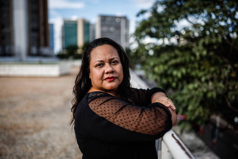 Mulheres que se relacionam com homens mais jovens dizem buscar leveza e disposição