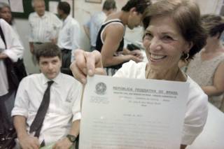 Eunice Paiva recebe a certidão de óbito de Rubens Paiva 