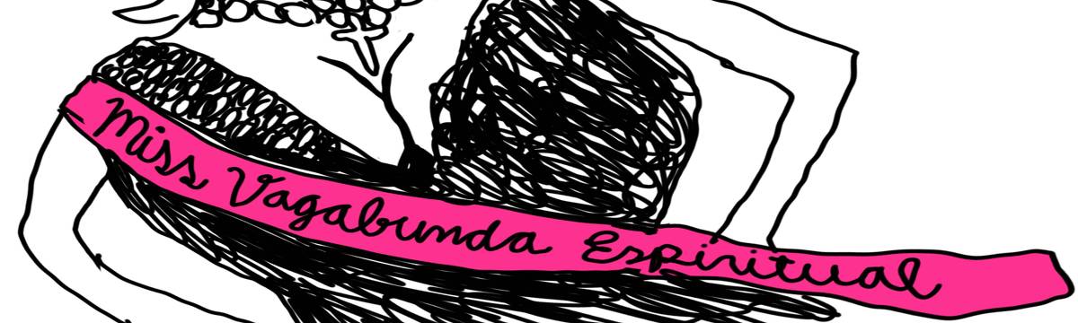 A tirinha de Estela May, publicada em 05/03/25, traz uma mulher usando um vestido justo, uma cruz no pescoço, e uma faixa rosa que diz “Miss Vagabunda Espiritual”.