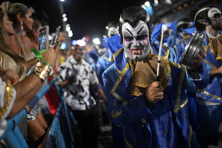 Membros da bateria da Unidos de Vila Isabel fantasiados como Drácula