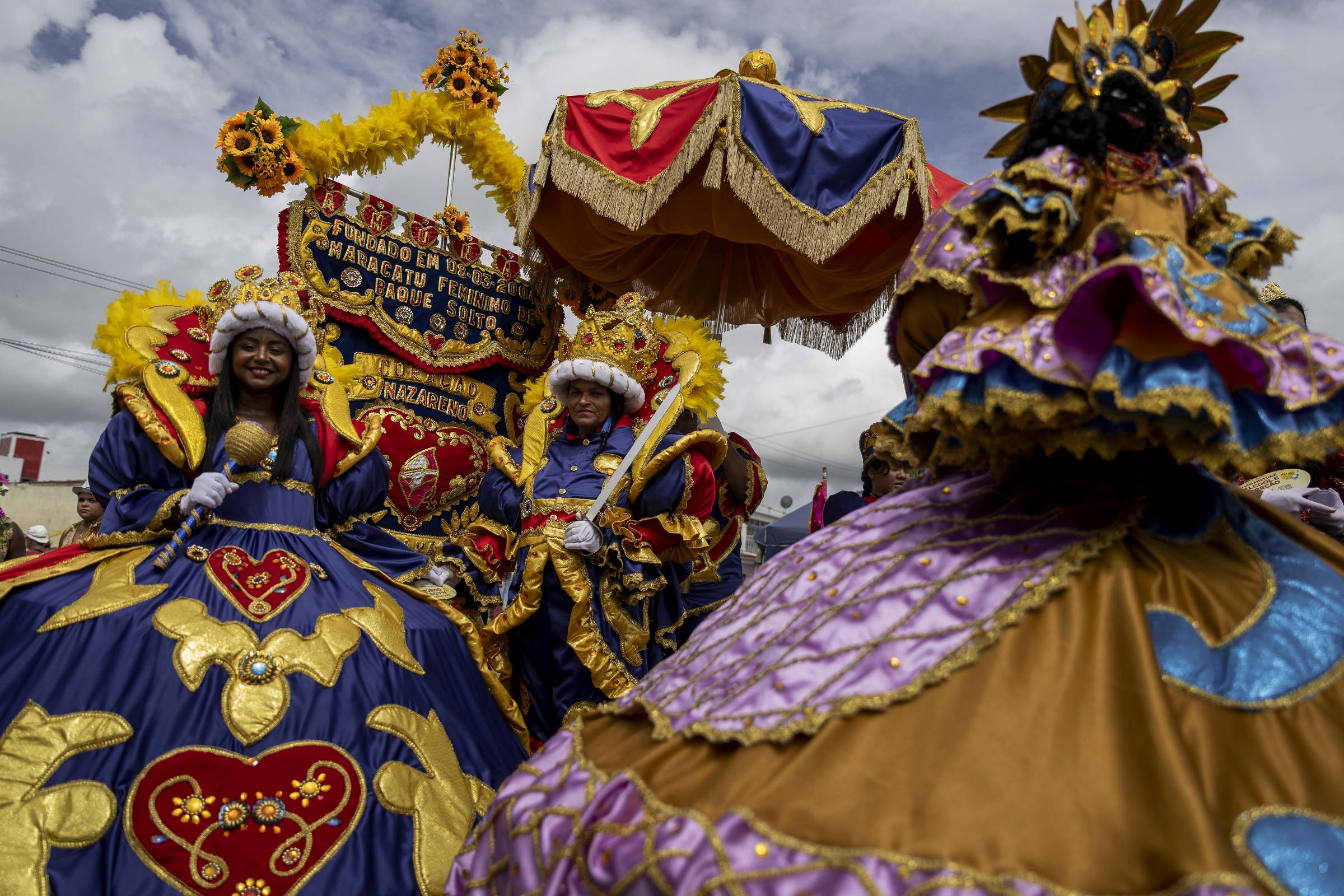 Nazaré da Mata se arma de lanças e trajes coloridos na maior festa do maracatu rural