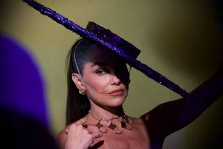 A gente não samba como quem cresce sambando, diz Deborah Secco