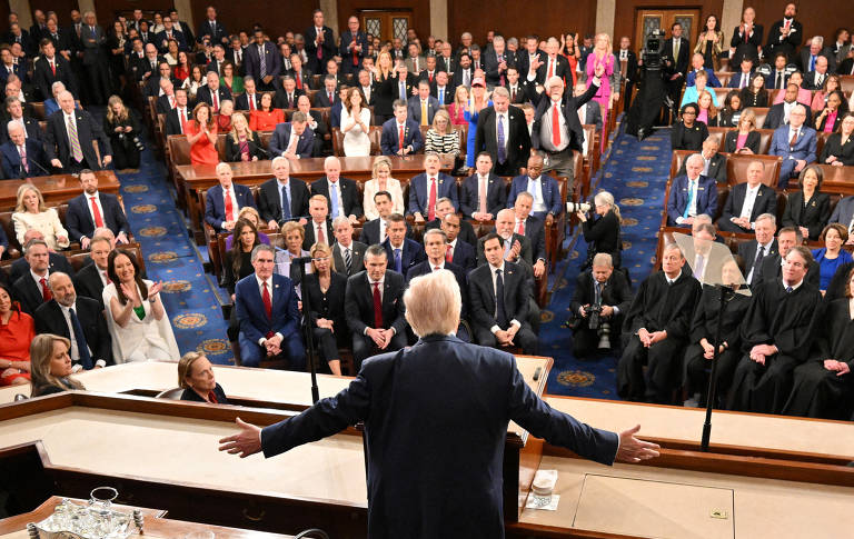 Donald Trump gesticula enquanto discursa ao Congresso dos EUA