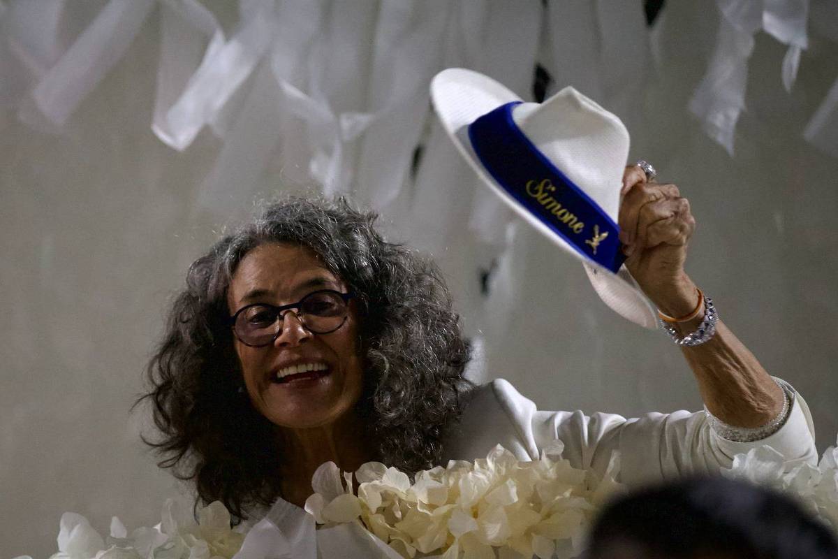 'Feliz como pinto no lixo', diz Simone sobre homenagem da Portela a Milton Nascimento