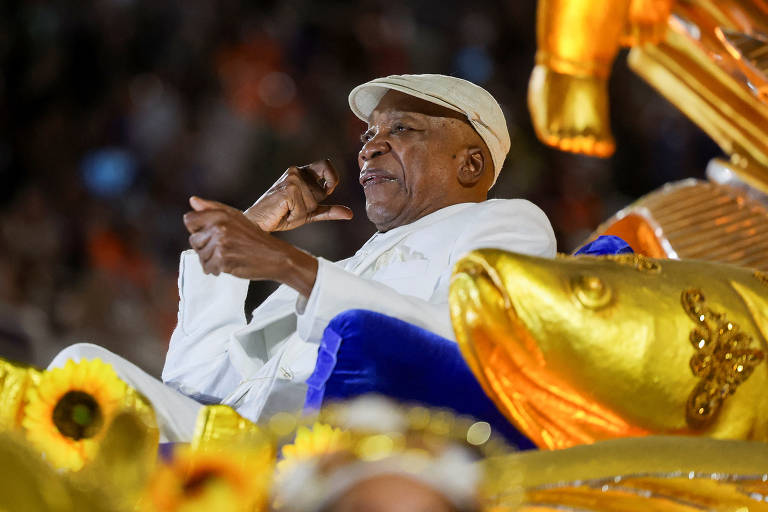 Milton Nascimento, homenageado pela Portela, durante desfile na Sapucaí