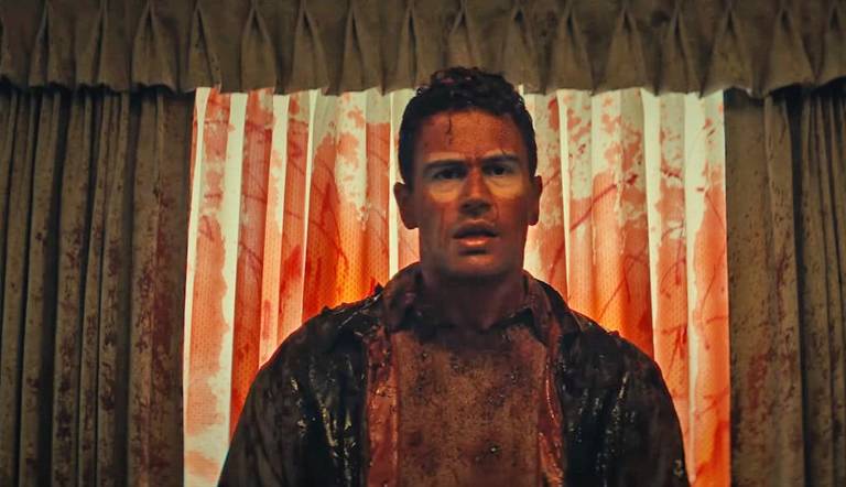 O ator Theo James em cena do terror 'O Macaco', de Osgood Perkins