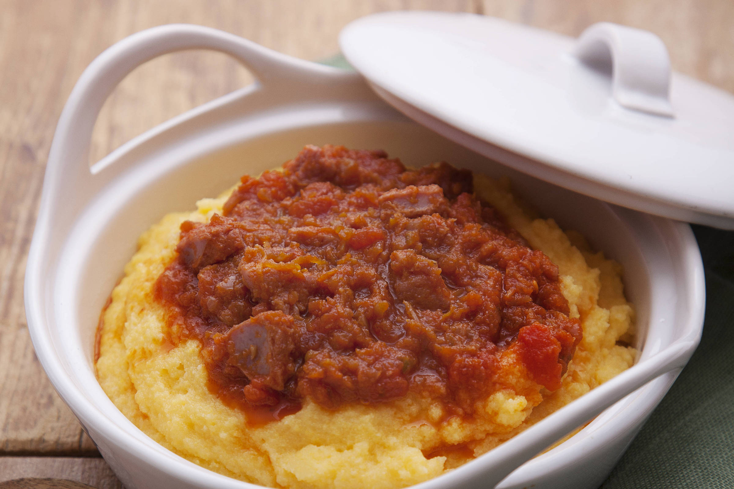 Veja receita de ragu com linguiça, alternativa mais barata à carne