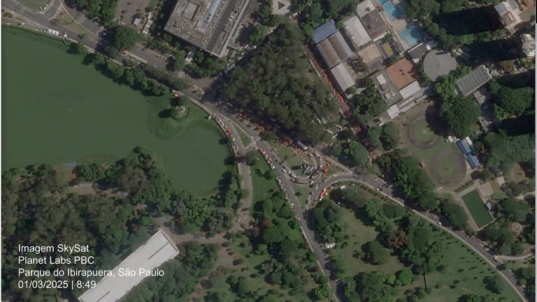 foto de satélite mostra alguns pontos pequenos em meio a uma rua de um parque que indicam a aglomeração de pessoas e outros pontos maiores que são os guarda-sóis de ambulantes. há um lago na parte esquerda da imagem e edificações do lado direito, entre muitas árvores