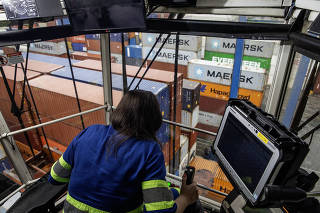 Operadores manuais de guindastes no Porto de Santos estao sendo treinados para operar  mesmos guindastes de forma remota: Operadora Erica Pereira Matias, 40,na cabine de um  guintaste - no terminal da empresa Santos Brasil - onde opera equipamento no no modo visual