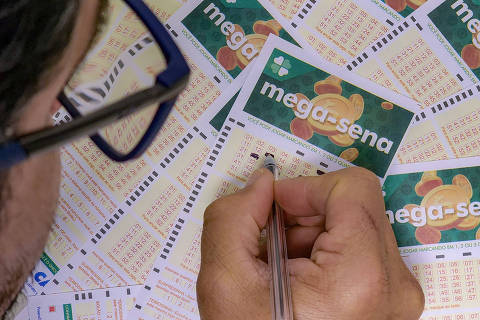 22/06/2023 - Brasília - Volantes da Mega Sena sendo preenchidos para apostas em casas lotéricas da Caixa. Foto: Rafa Neddermeyer/Agência Brasil