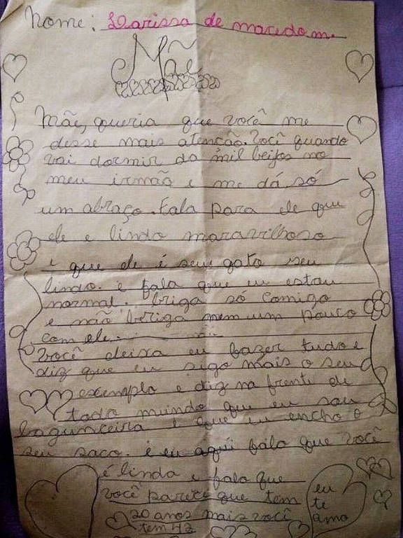 Uma carta escrita à mão em papel amarelado, com bordas decoradas por corações e flores. O texto é em português e expressa sentimentos de carinho e amor. A parte superior da carta tem o título 'Declarações de amor' e o nome 'Nai' escrito em destaque. A letra é cursiva e apresenta algumas correções e emendas.