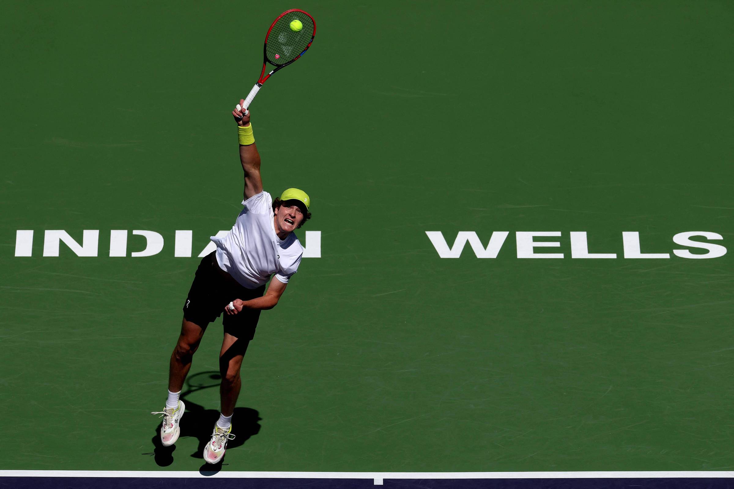 João Fonseca supera estreia difícil e avança em Indian Wells