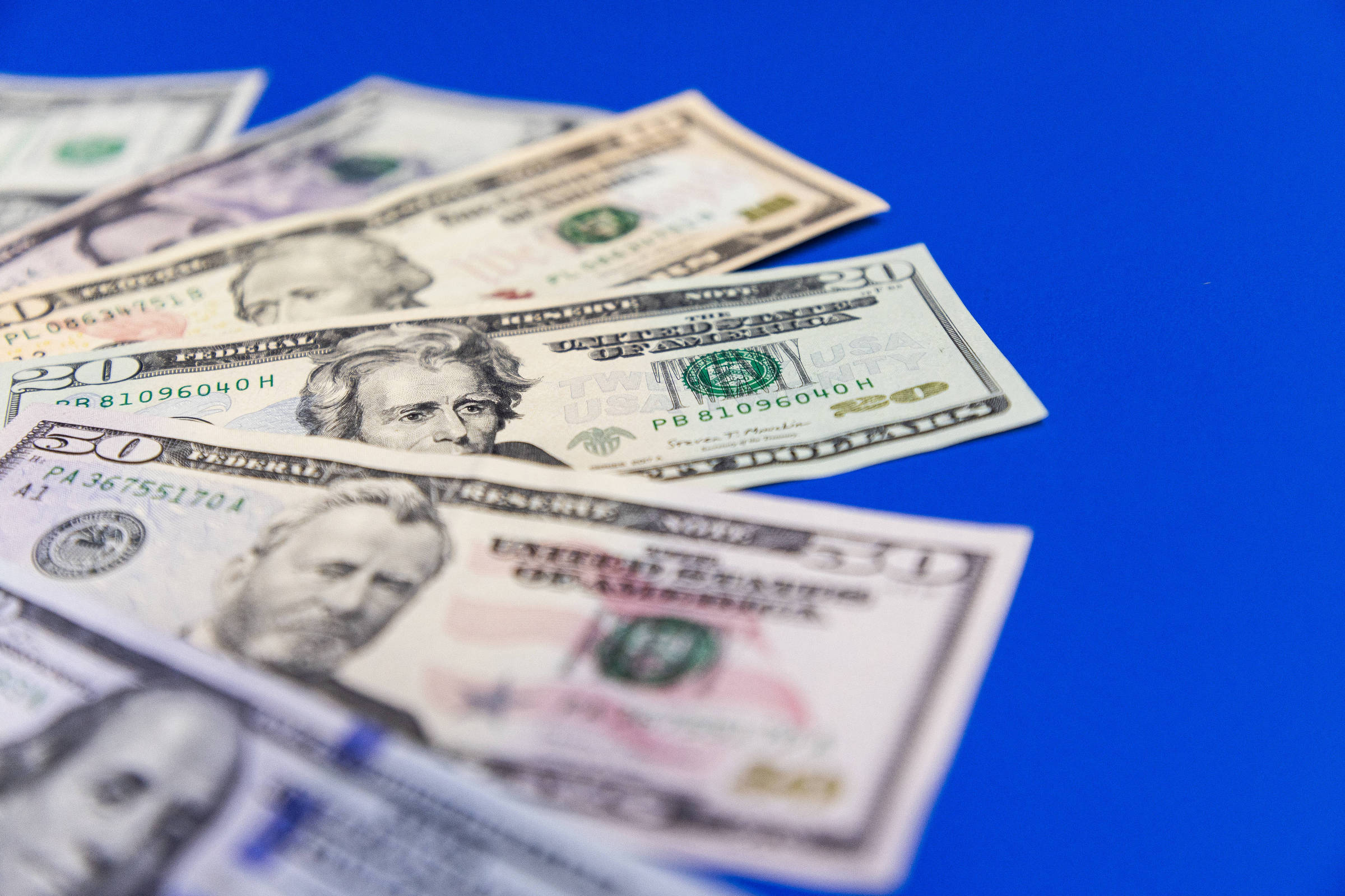 Acompanhe a cotação do dólar nesta segunda-feira (20)