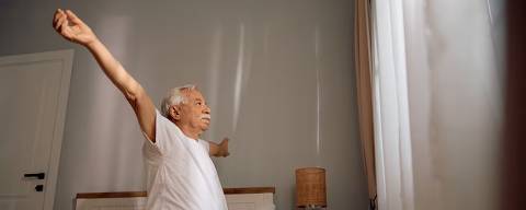 Problemas de saúde e efeitos colaterais de medicamentos estão entre as razões pelas quais pessoas com mais de 65 anos podem ter dificuldades para dormir bem.