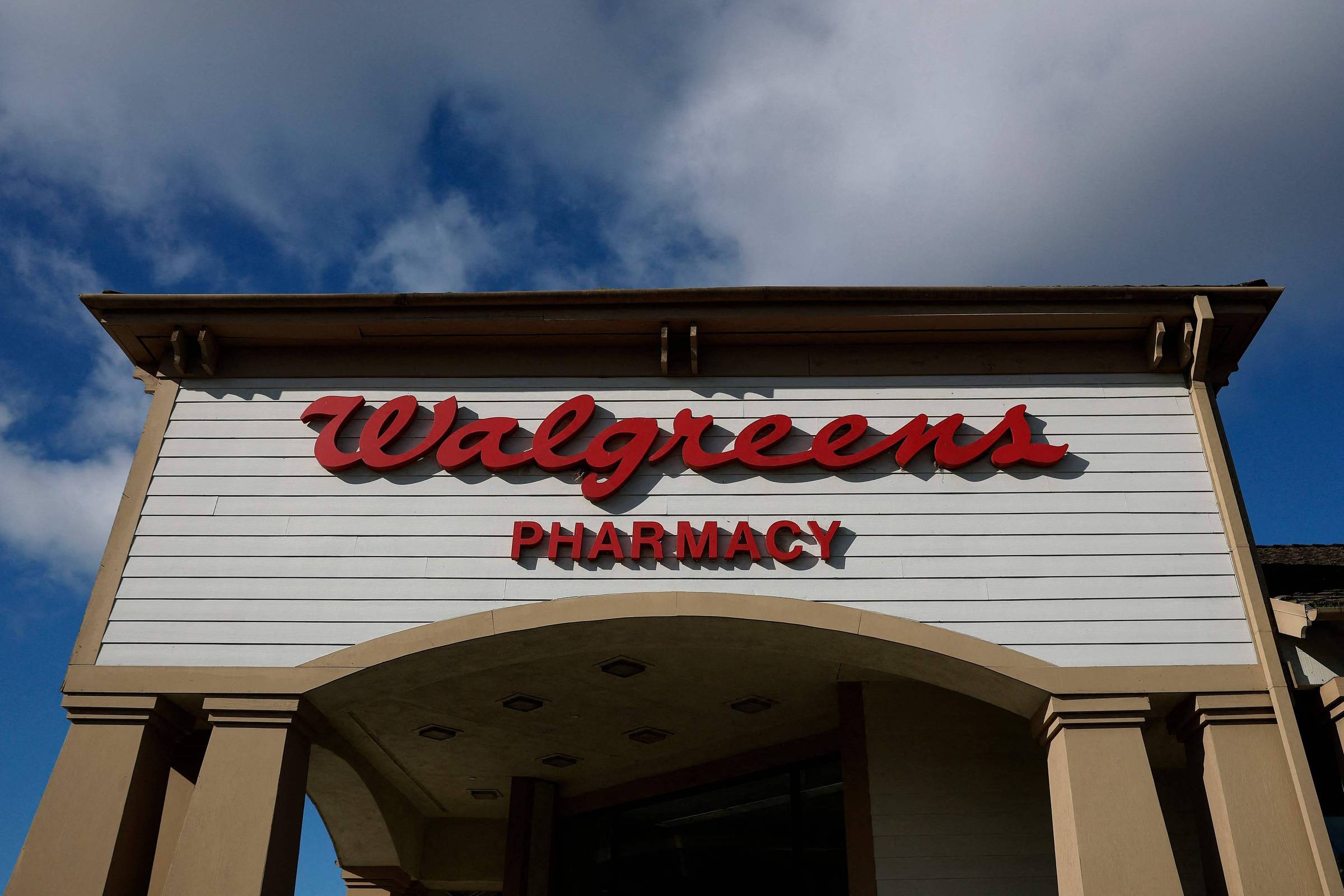 Walgreens, rede de farmácias dos EUA, vai fechar capital após cem anos de ação em Bolsa