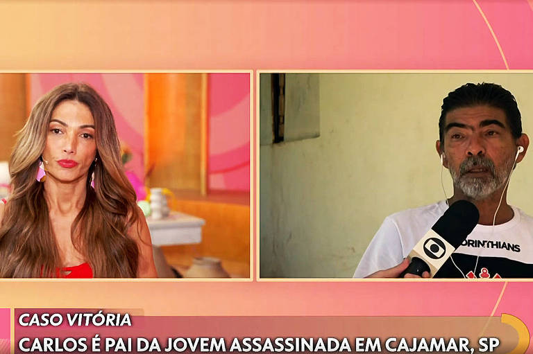 A imagem mostra uma transmissão ao vivo com duas pessoas. À esquerda, uma mulher com cabelo longo e liso, vestindo uma blusa vermelha, está falando. À direita, um homem com cabelo curto e barba, usando uma camiseta branca, está sendo entrevistado. O fundo é colorido, com tons de rosa e laranja, e há objetos de decoração visíveis. Na parte inferior da imagem, há um texto que diz 'CASO VITÓRIA' e 'CARLOS É PAI DA JOVEM ASSASSINADA EM CAJAMAR, SP'.