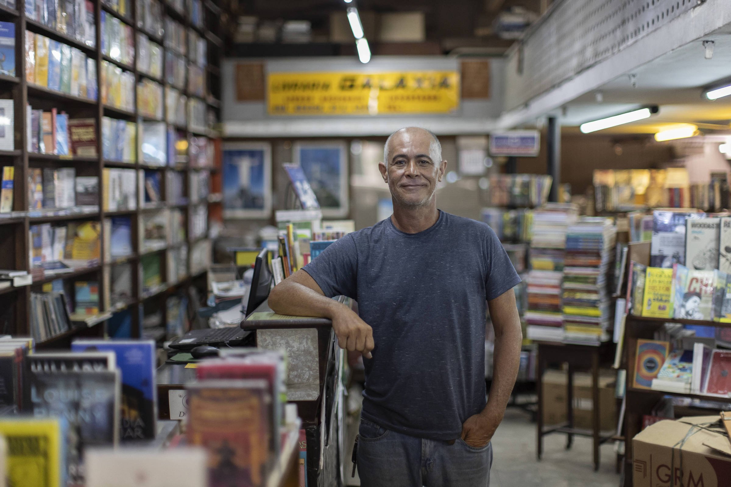 Livraria fundada pelos Zahar que foi alvo na ditadura resiste no centro do Rio