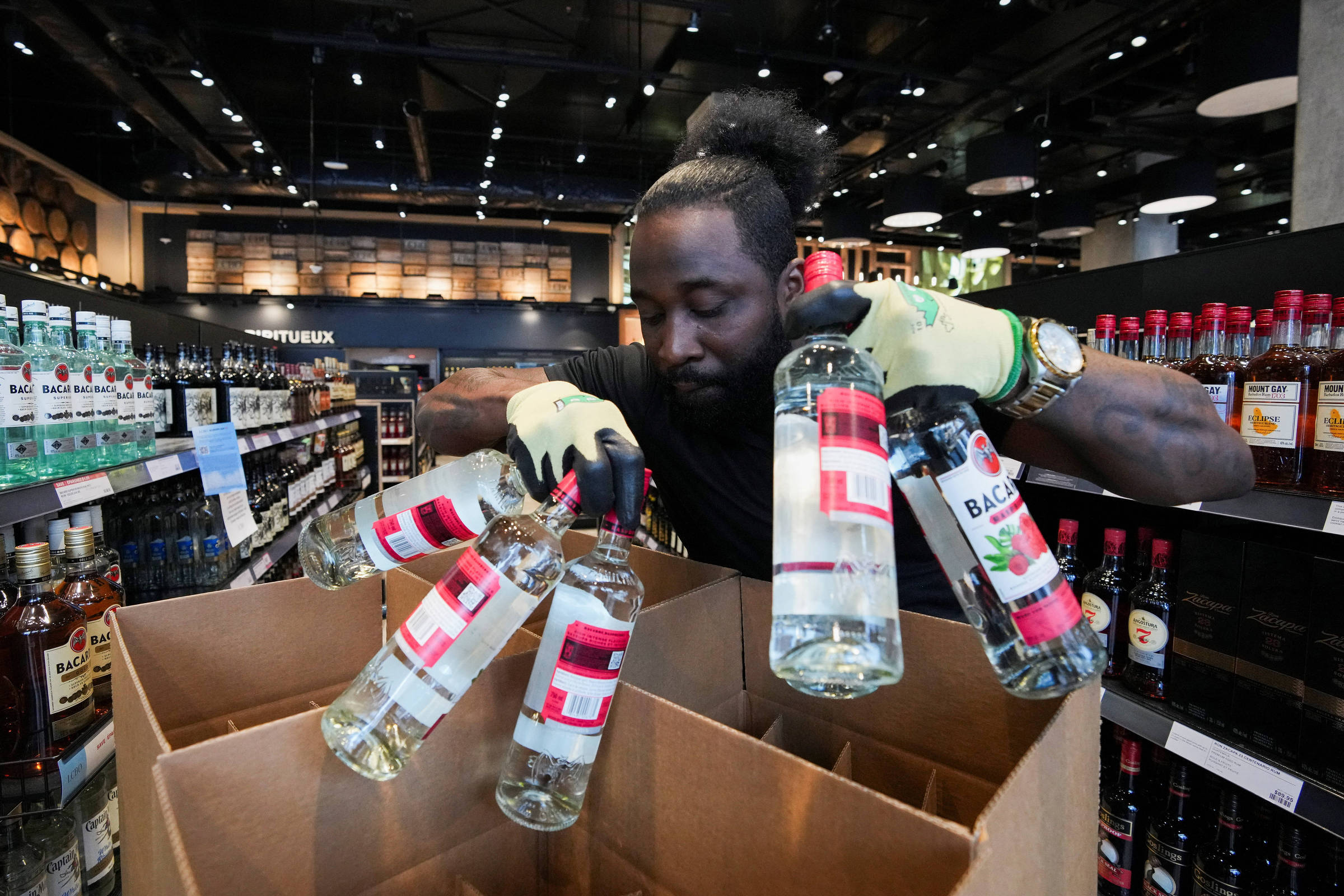 Bourbon e vinho da Califórnia somem de prateleiras no Canadá em corrida contra bebidas dos EUA