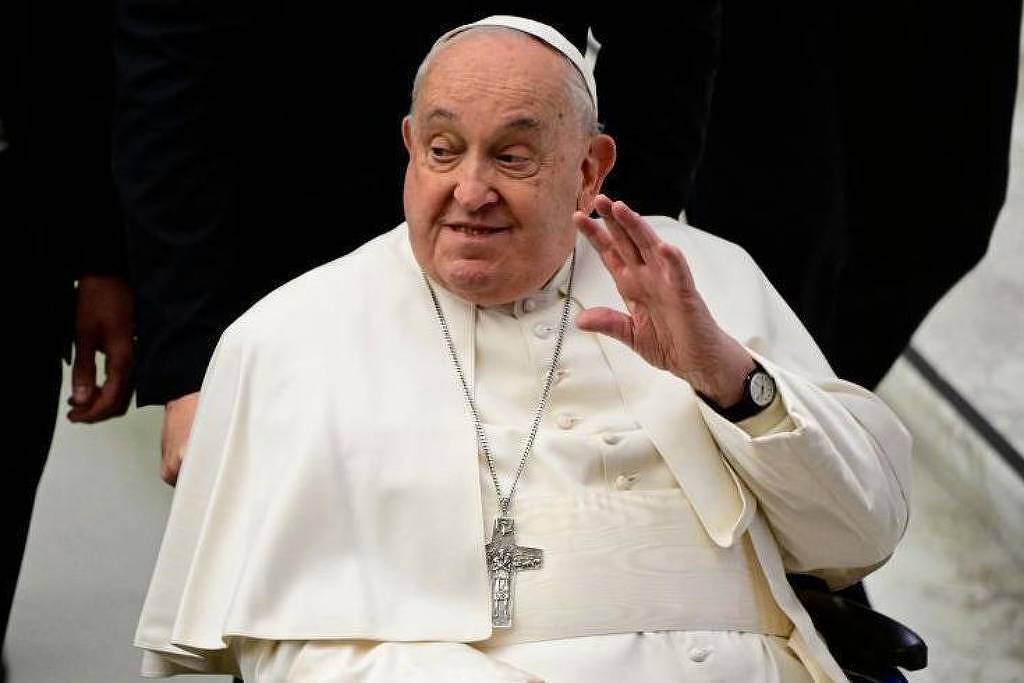 Papa Francisco tem noite tranquila e segue em repouso no hospital, diz Vaticano